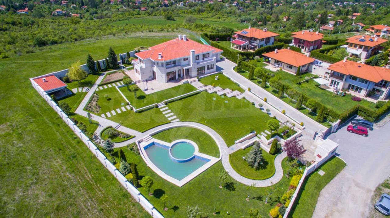 Maison à Bankya, Bulgarie, 680 m2 - image 1