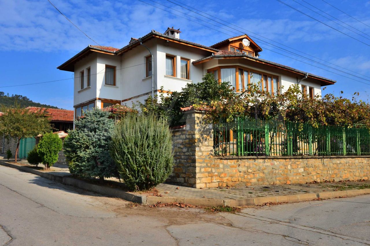 House in Velko Tarnovo, Bulgaria, 640 sq.m - picture 1