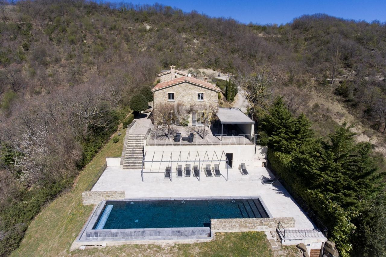 House in Gubbio, Italy, 345.9 sq.m - picture 1
