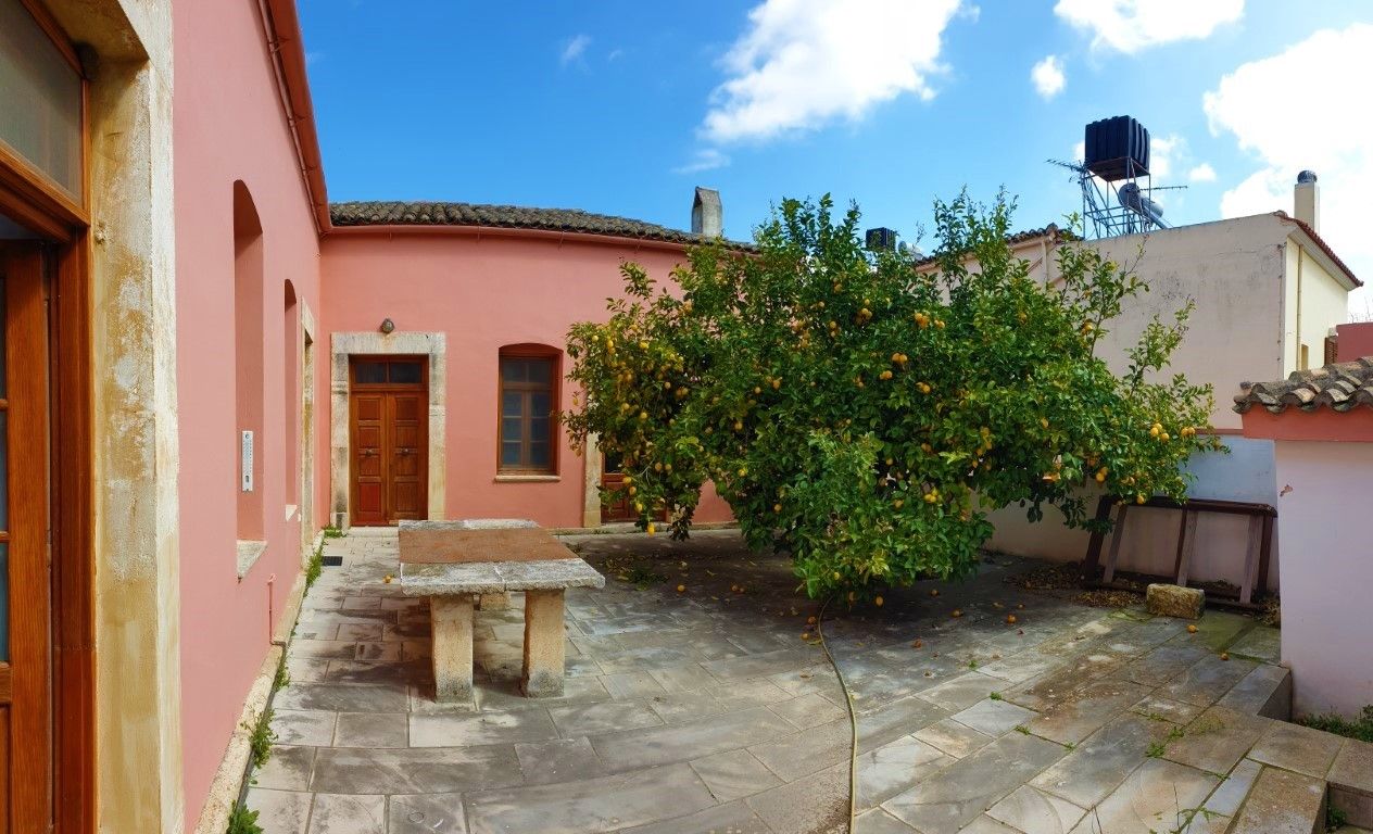 Villa in Heraklion Prefecture, Greece, 330 sq.m - picture 1