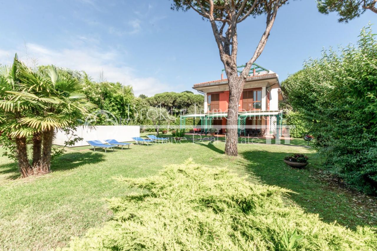 Villa in Marina di Massa, Italien, 360 m2 - Foto 1