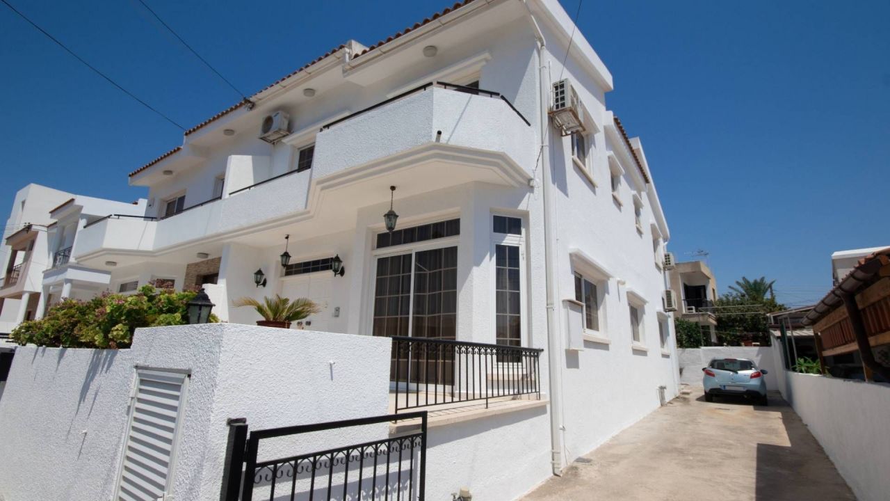 Villa in Larnaca, Cyprus, 200 sq.m - picture 1