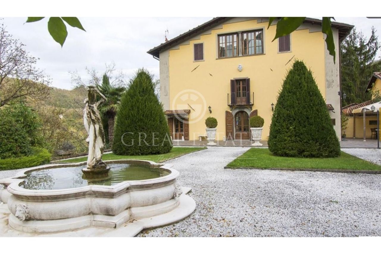 Villa in Castelnuovo, Italy, 835 sq.m - picture 1