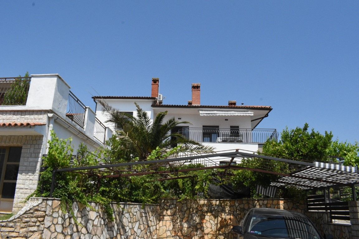 Villa in Pula, Croatia, 265 sq.m - picture 1