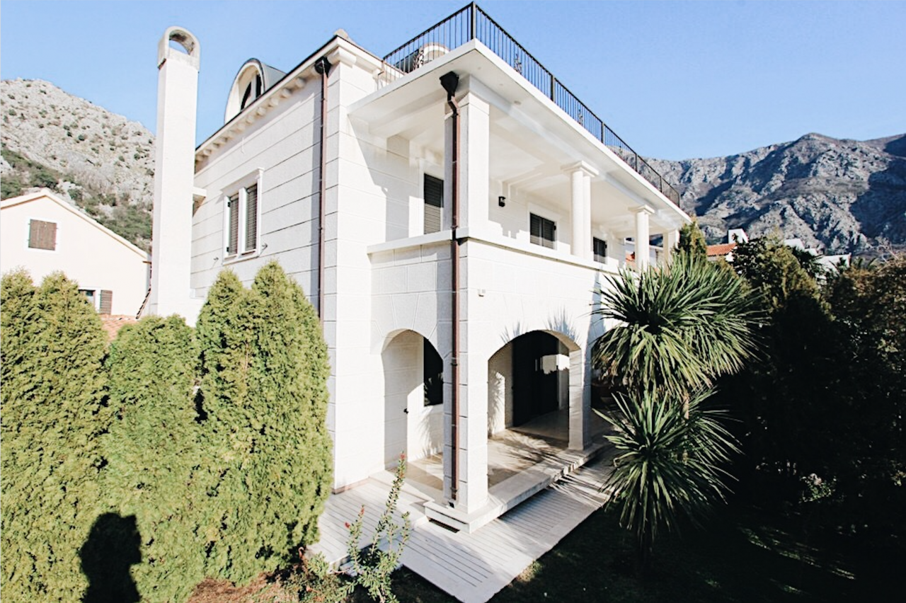 Villa in Risan, Montenegro, 478 sq.m - picture 1