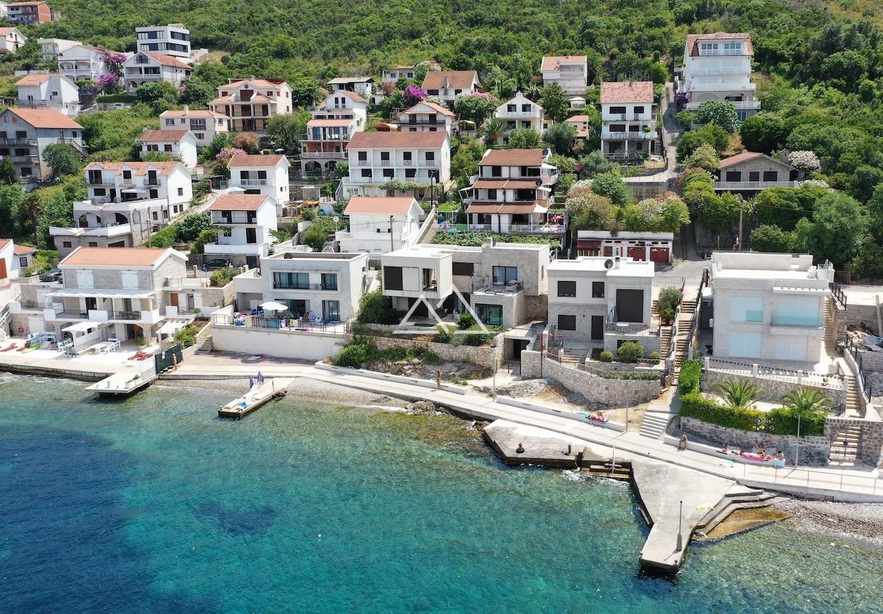 Villa in Tivat, Montenegro, 222 sq.m - picture 1