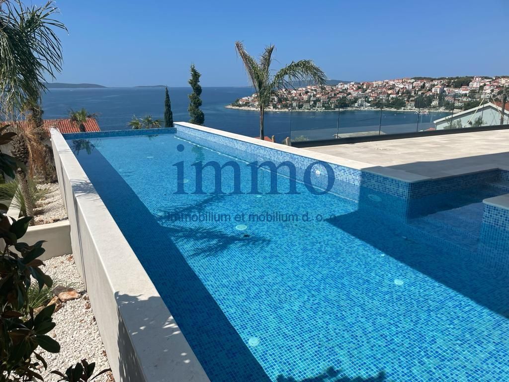 Villa in Trogir, Croatia, 370 sq.m - picture 1