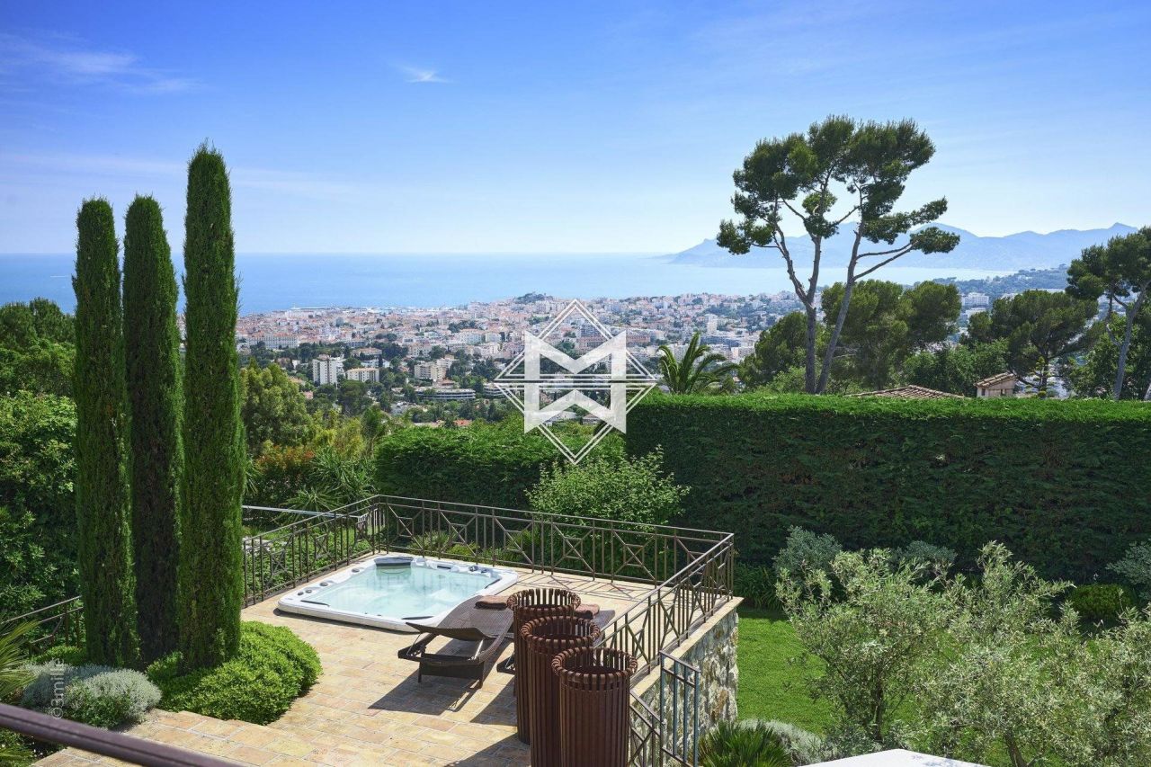 Villa in Cannes, France, 305 sq.m - picture 1