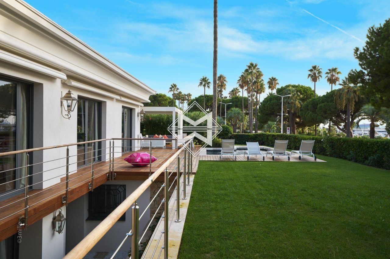 Villa à Cannes, France, 380 m2 - image 1