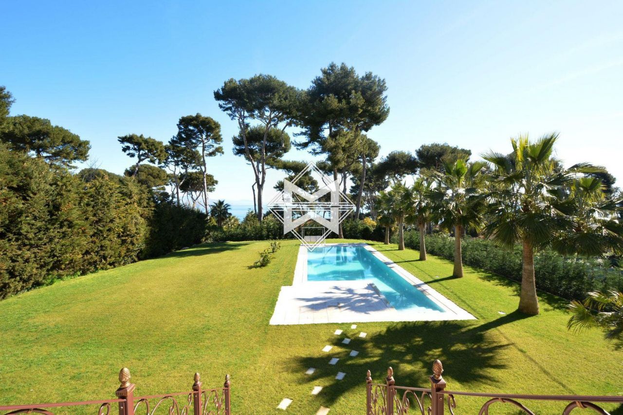 Villa à Antibes, France, 250 m2 - image 1