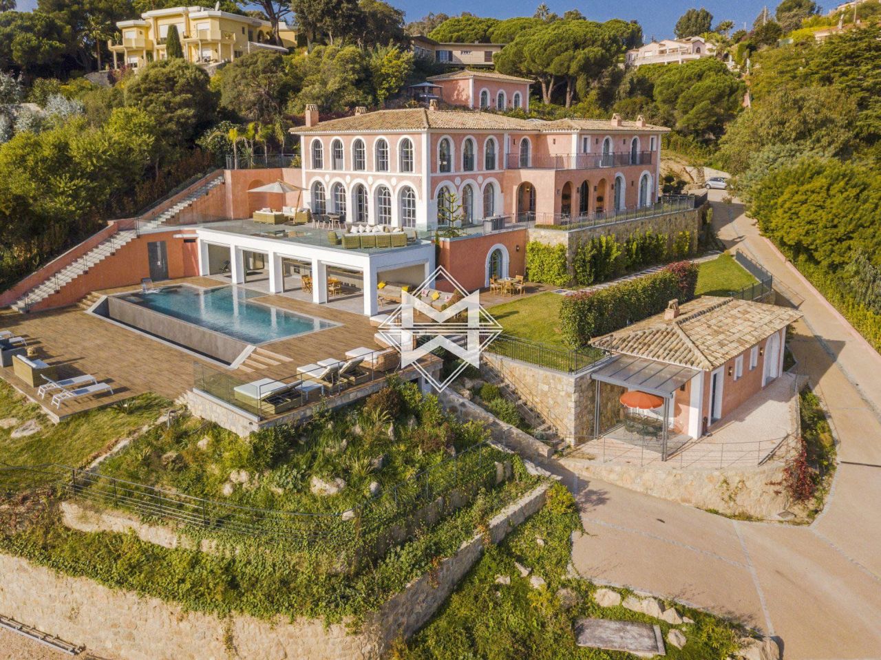 Villa in Cannes, France, 600 sq.m - picture 1