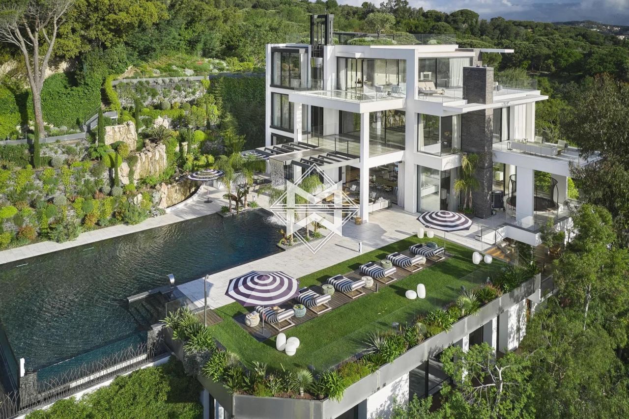 Villa in Cannes, France, 1 100 sq.m - picture 1