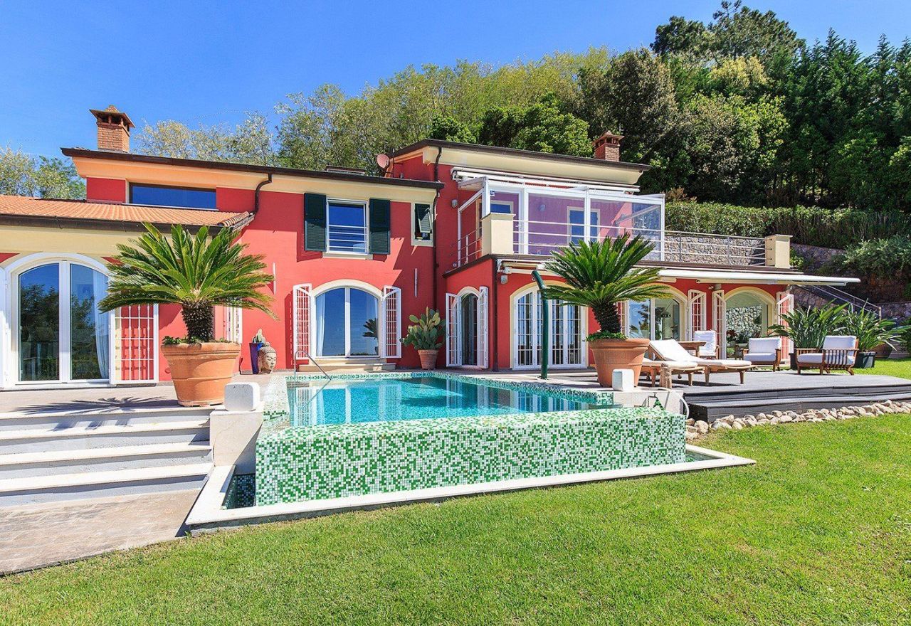 Villa in La Spezia, Italy, 700 sq.m - picture 1