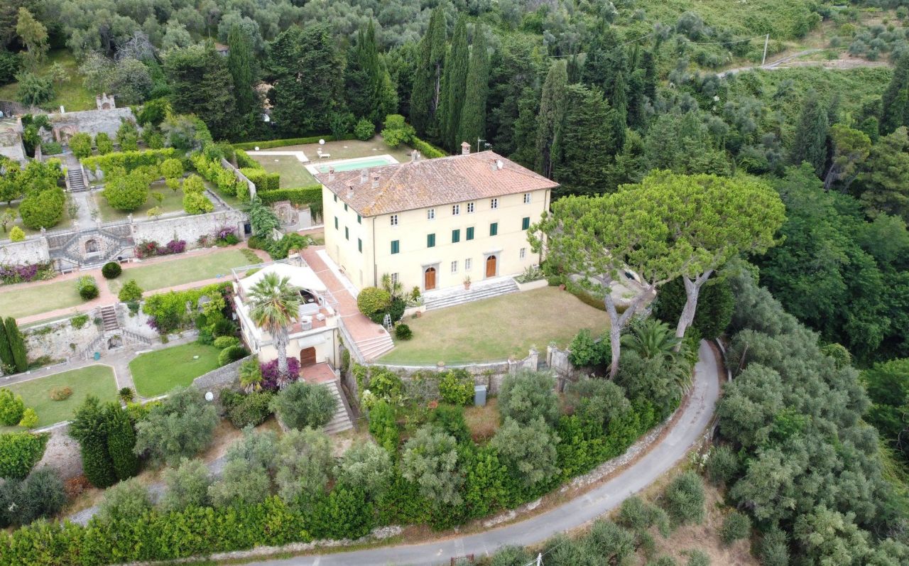 Villa in Pietrasanta, Italy, 1 000 sq.m - picture 1