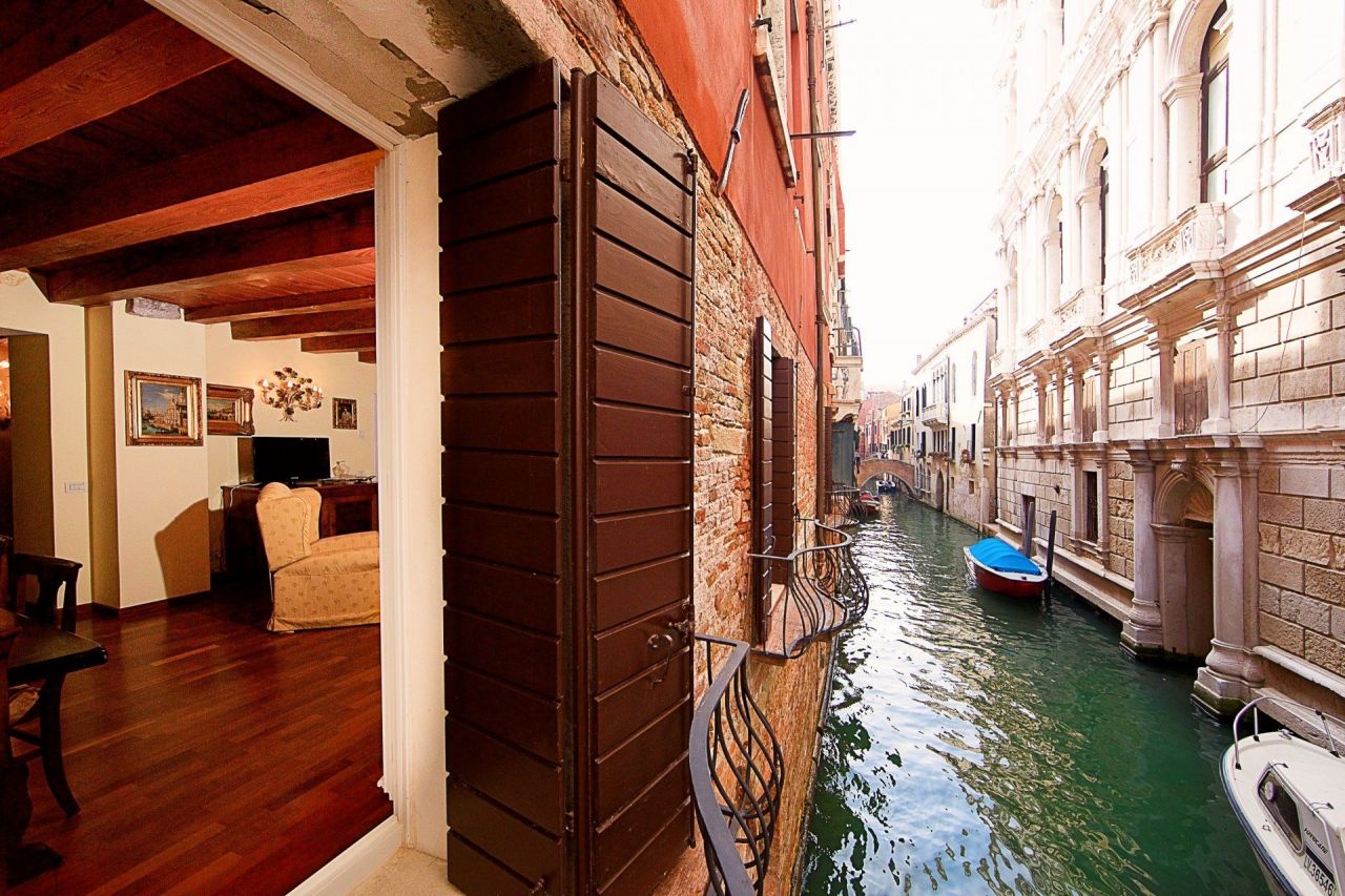 Flat in Venice, Italy, 200 sq.m - picture 1