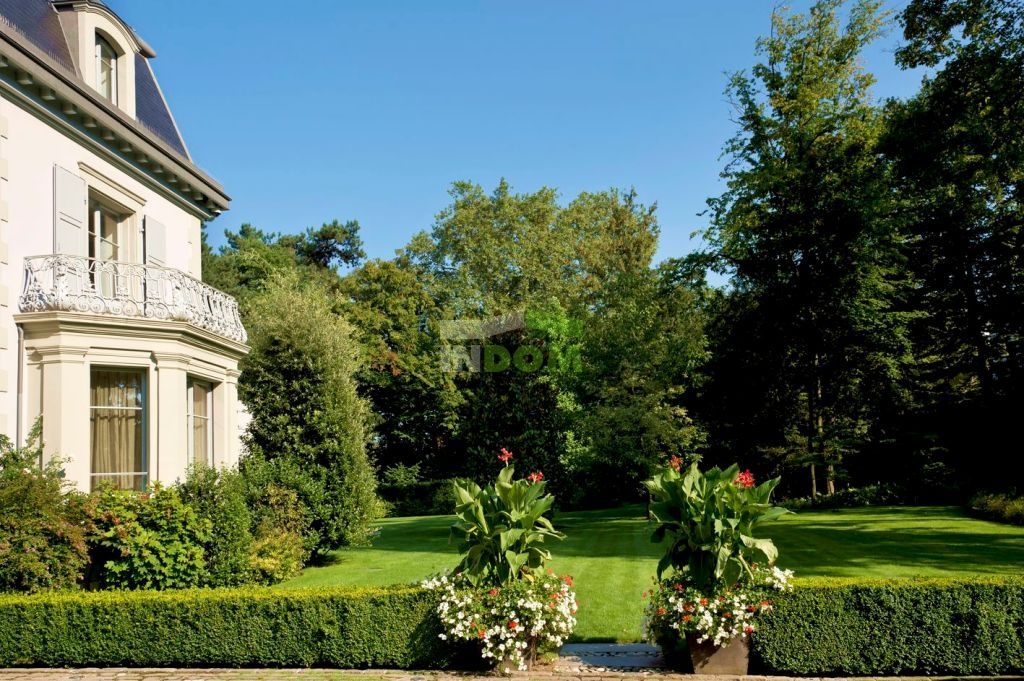 Mansion in Geneva, Switzerland, 1 100 sq.m - picture 1