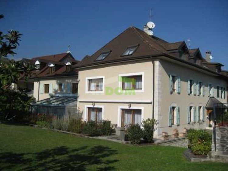 Villa in Divonne-les-Bains, France, 620 sq.m - picture 1