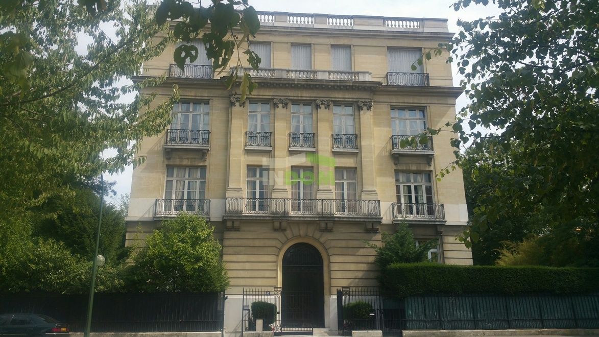 Apartment in Paris, France, 375 sq.m - picture 1