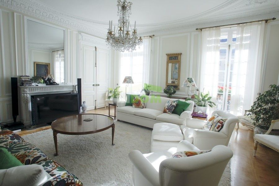 Apartment in Paris, France, 287 sq.m - picture 1