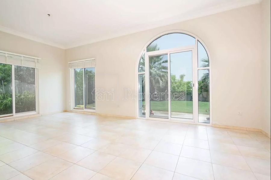 House in Dubai, UAE, 706 sq.m - picture 1