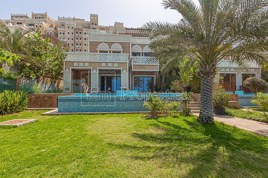 House in Dubai, UAE, 1 581 sq.m - picture 1