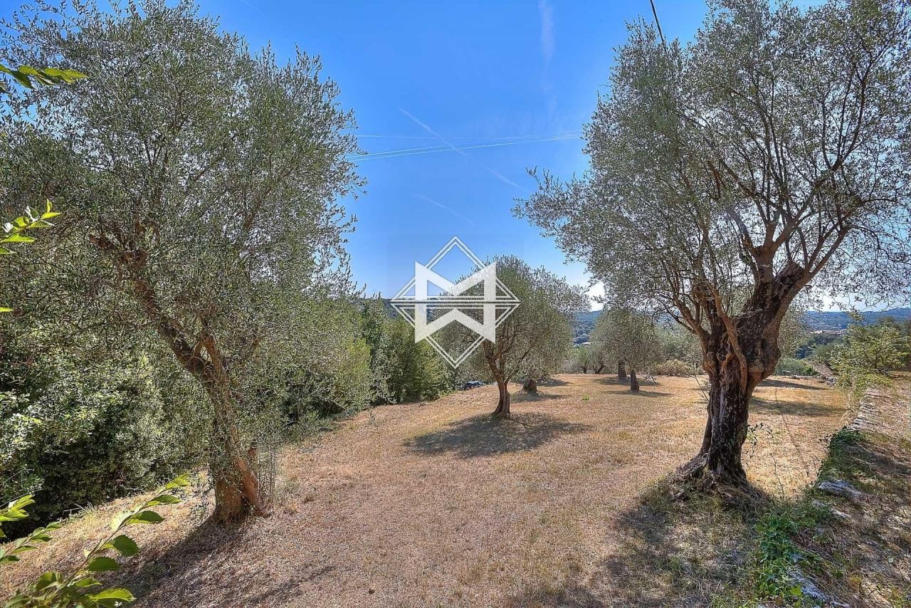 Land in Chateauneuf-Grasse, France, 2 300 sq.m - picture 1