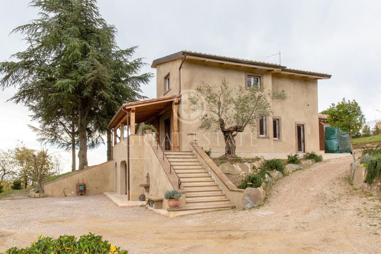 Villa in Passignano sul Trasimeno, Italy, 226.2 sq.m - picture 1