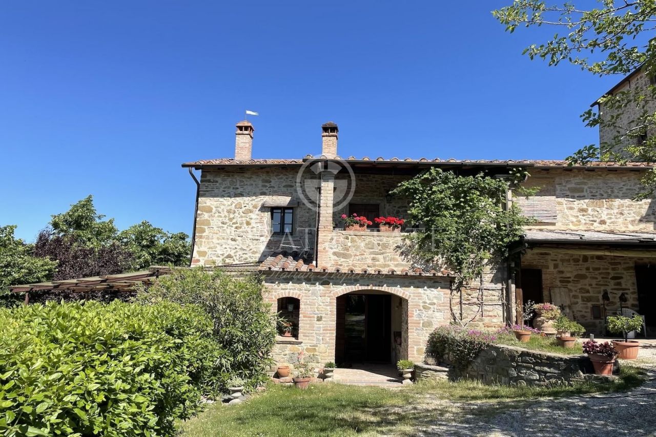 House in Passignano sul Trasimeno, Italy, 300 sq.m - picture 1