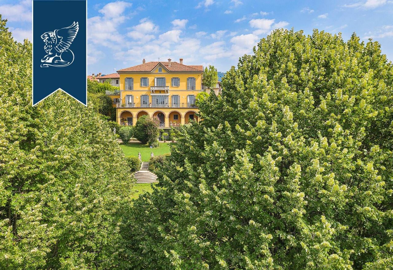 Villa in Lecco, Italy, 1 050 sq.m - picture 1