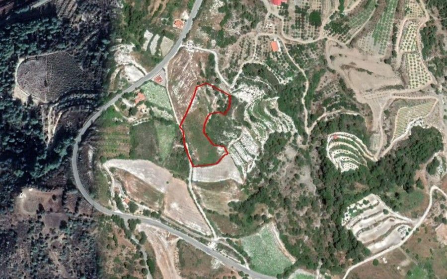 Land in Paphos, Cyprus, 7 154 sq.m - picture 1
