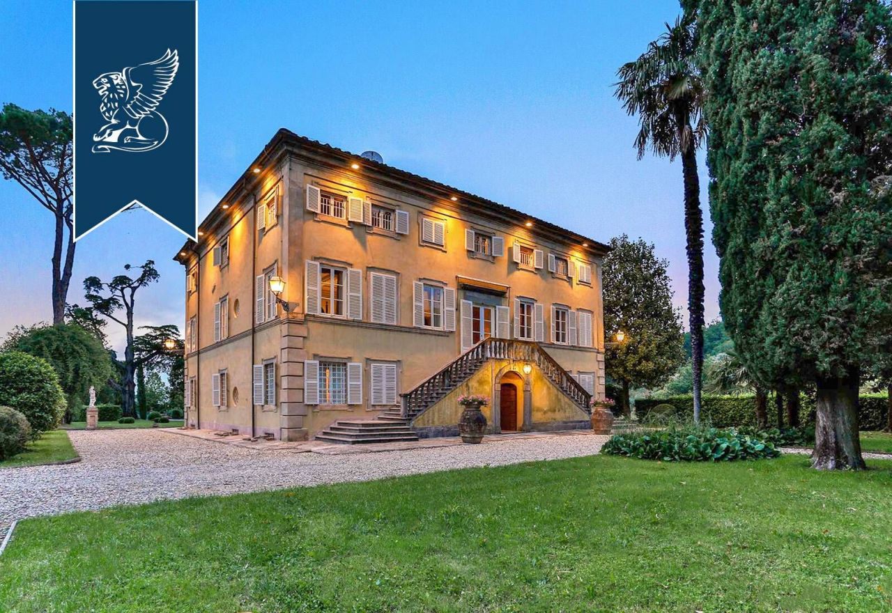 Villa à Lucques, Italie, 2 600 m2 - image 1