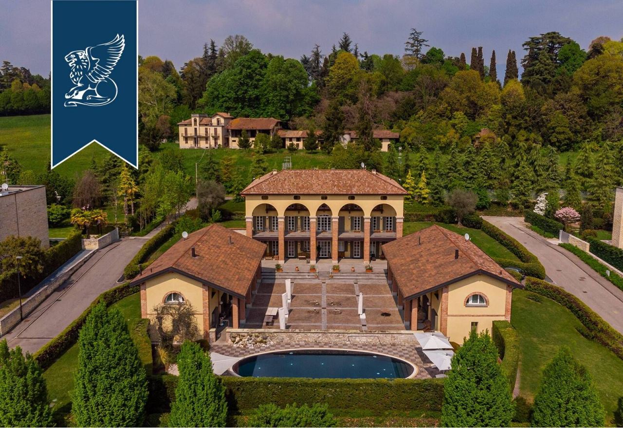 Villa in Merate, Italien, 1 550 m2 - Foto 1