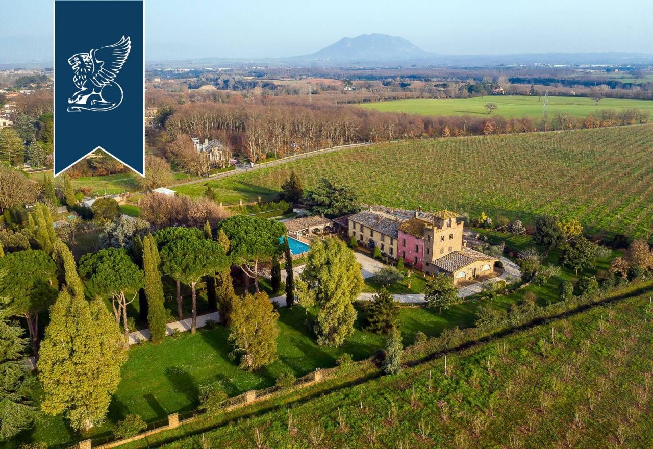Villa en Viterbo, Italia, 1 800 m2 - imagen 1
