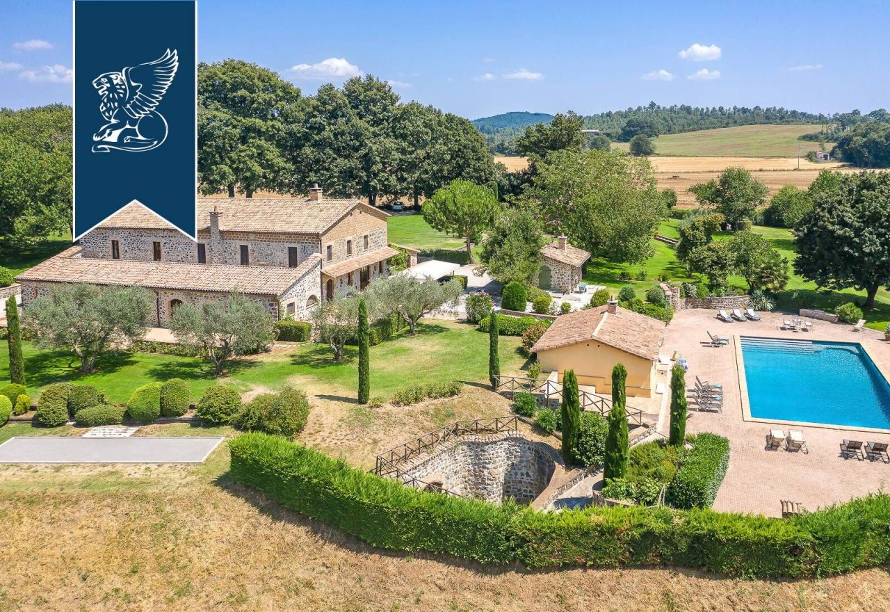 Villa à Viterbe, Italie, 1 355 m2 - image 1