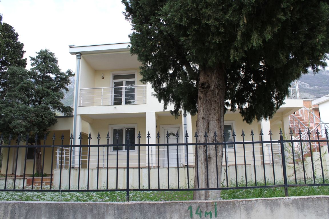 Haus in Sutomore, Montenegro, 300 m2 - Foto 1