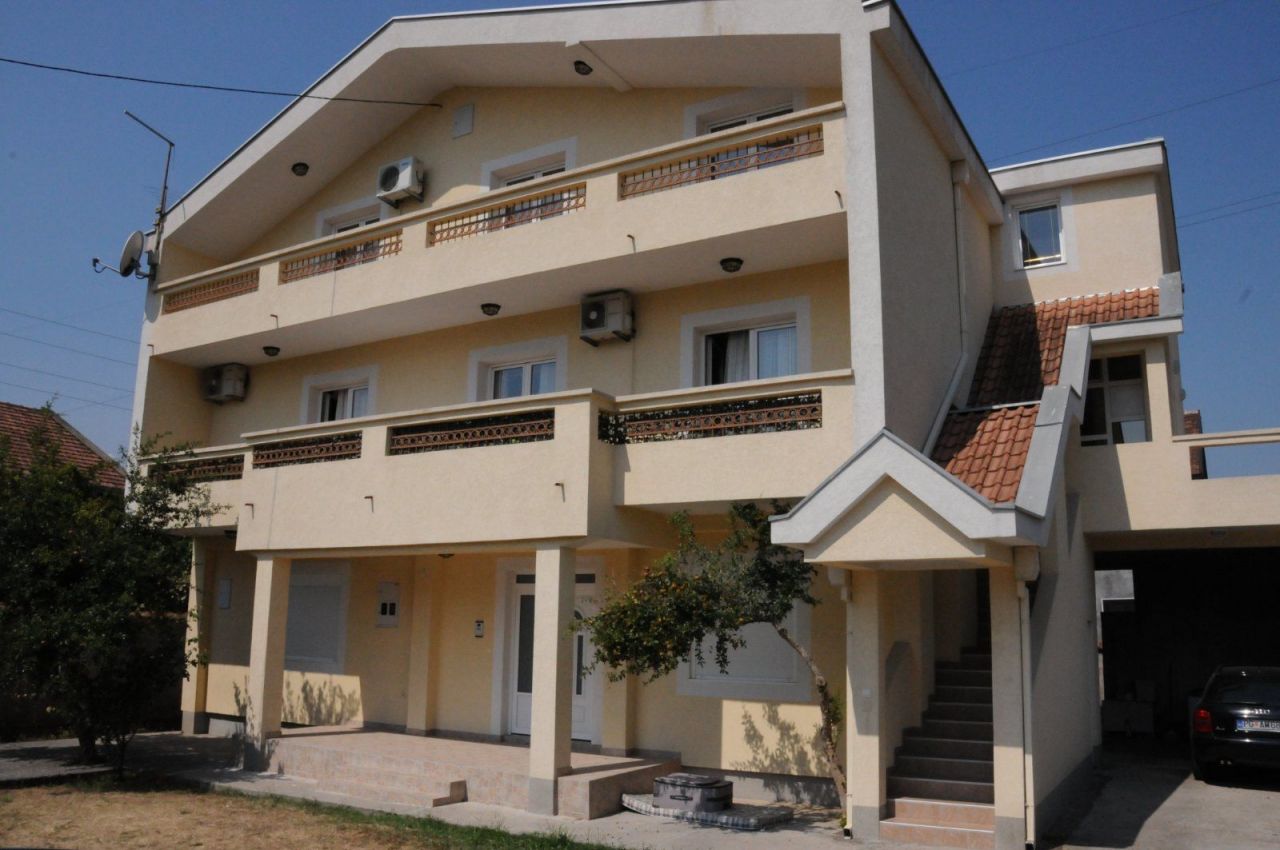 House in Podgorica, Montenegro, 390 sq.m - picture 1