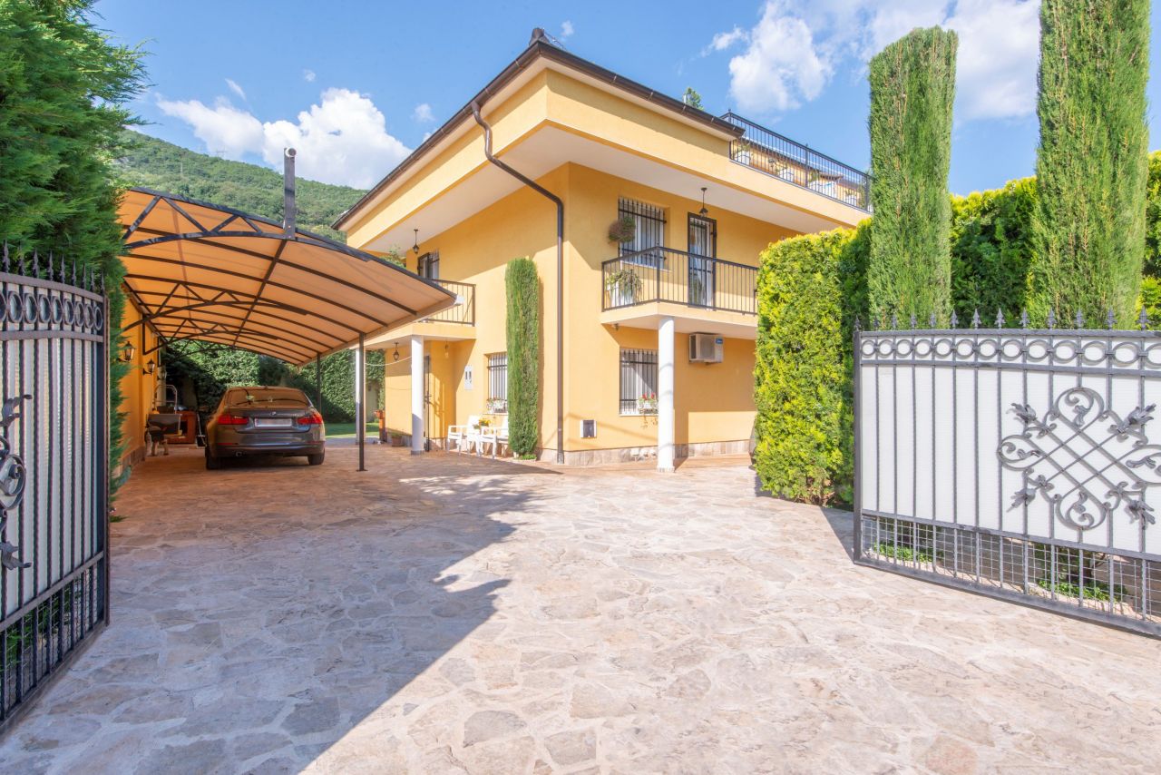 Villa en Lastva, Montenegro, 340 m2 - imagen 1