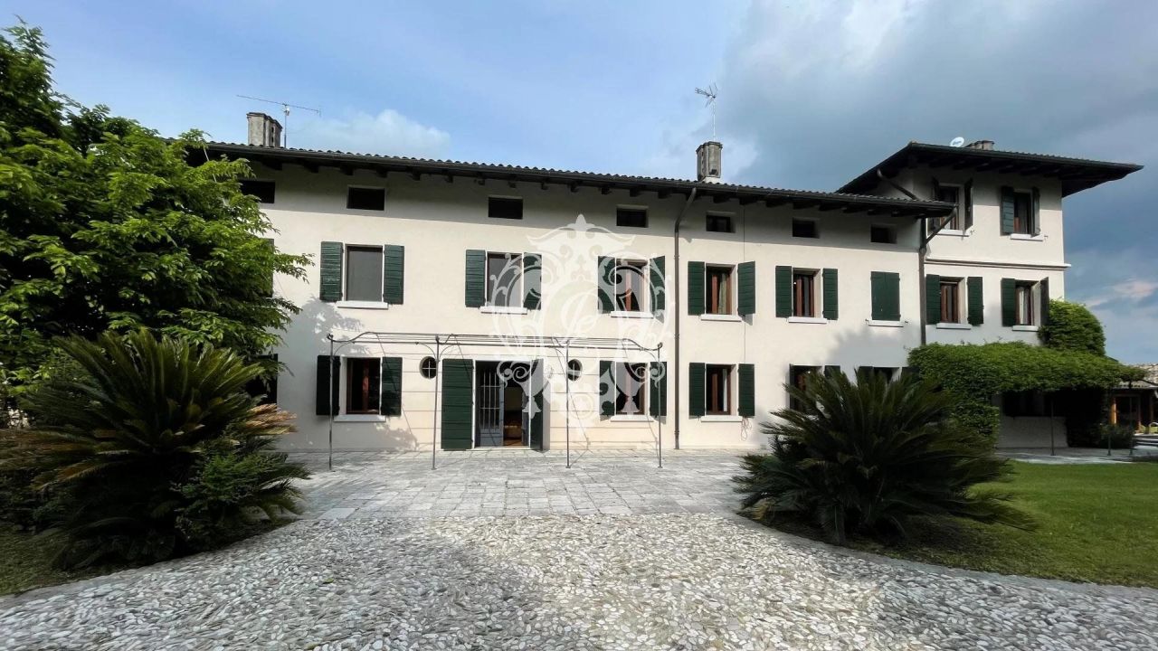 Villa en Pordenone, Italia, 641 m2 - imagen 1