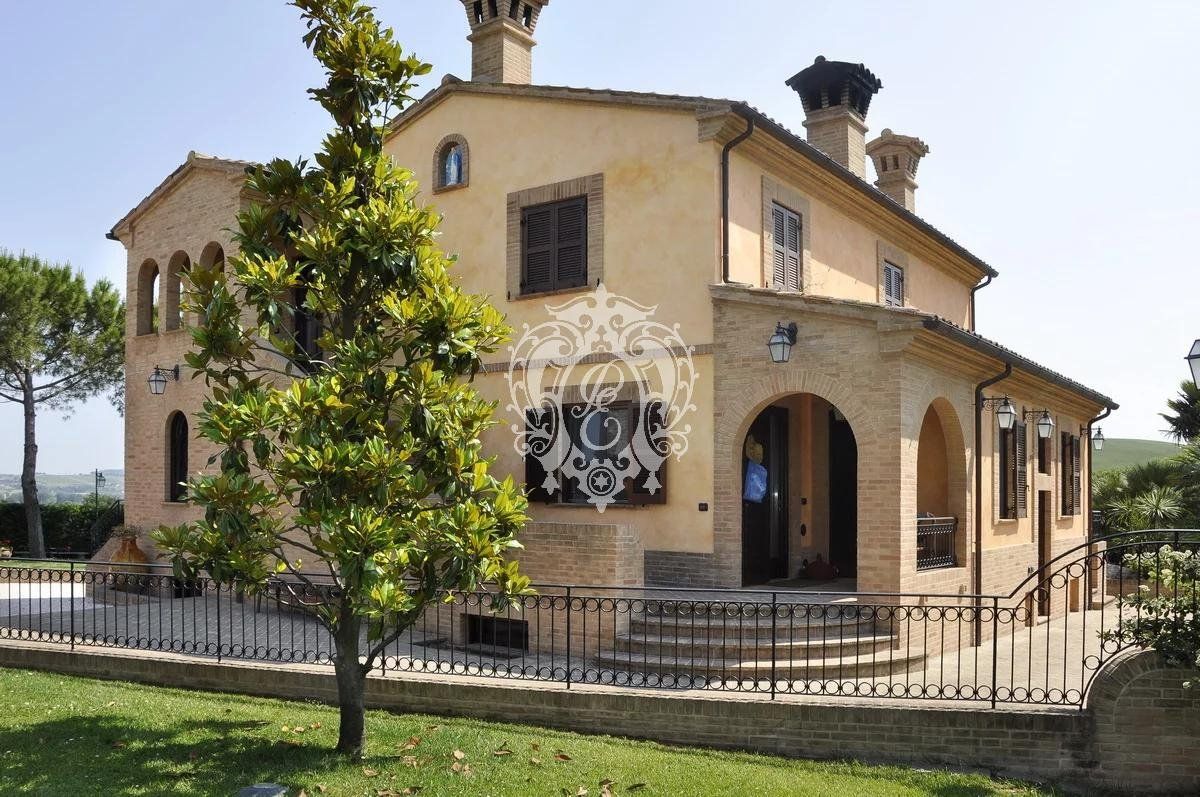 House in Potenza Picena, Italy, 637 sq.m - picture 1