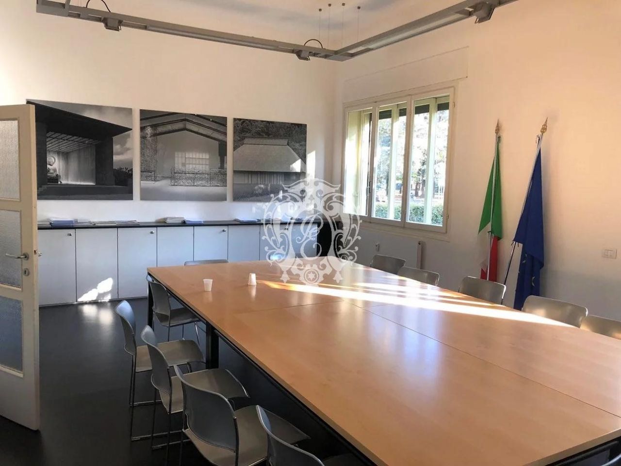 Oficina en Como, Italia, 360 m2 - imagen 1