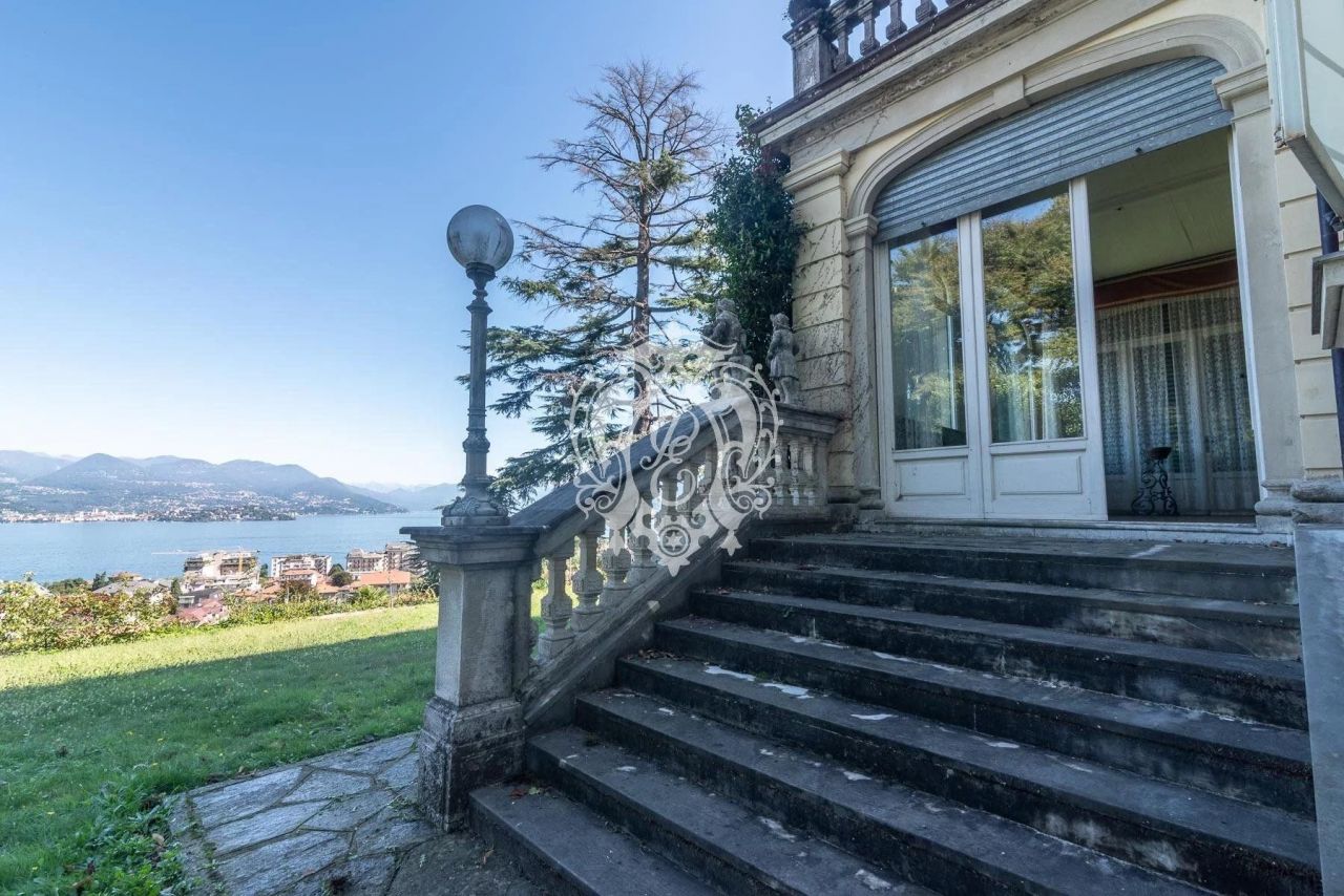 Villa à Stresa, Italie, 830 m2 - image 1