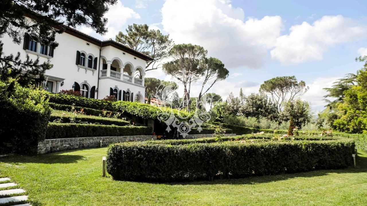 Villa in Florence, Italy, 713 sq.m - picture 1
