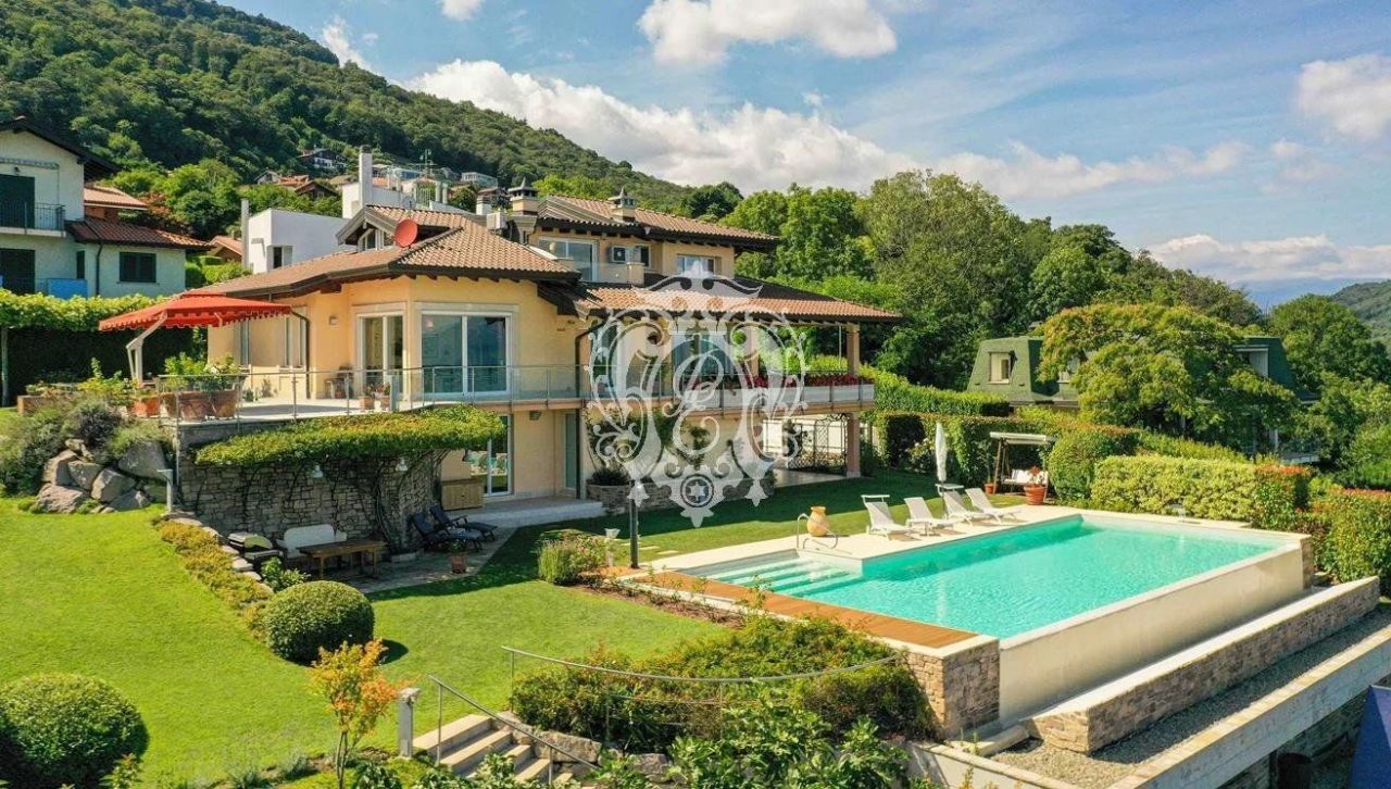 Villa in Massino Visconti, Italy, 450 sq.m - picture 1