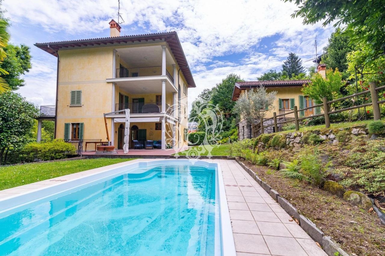 Villa in Stresa, Italy, 436 sq.m - picture 1