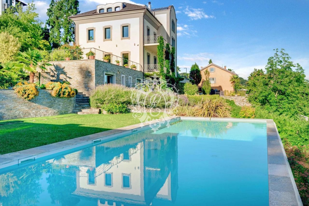 Villa en Arizzano, Italia, 1 067 m2 - imagen 1