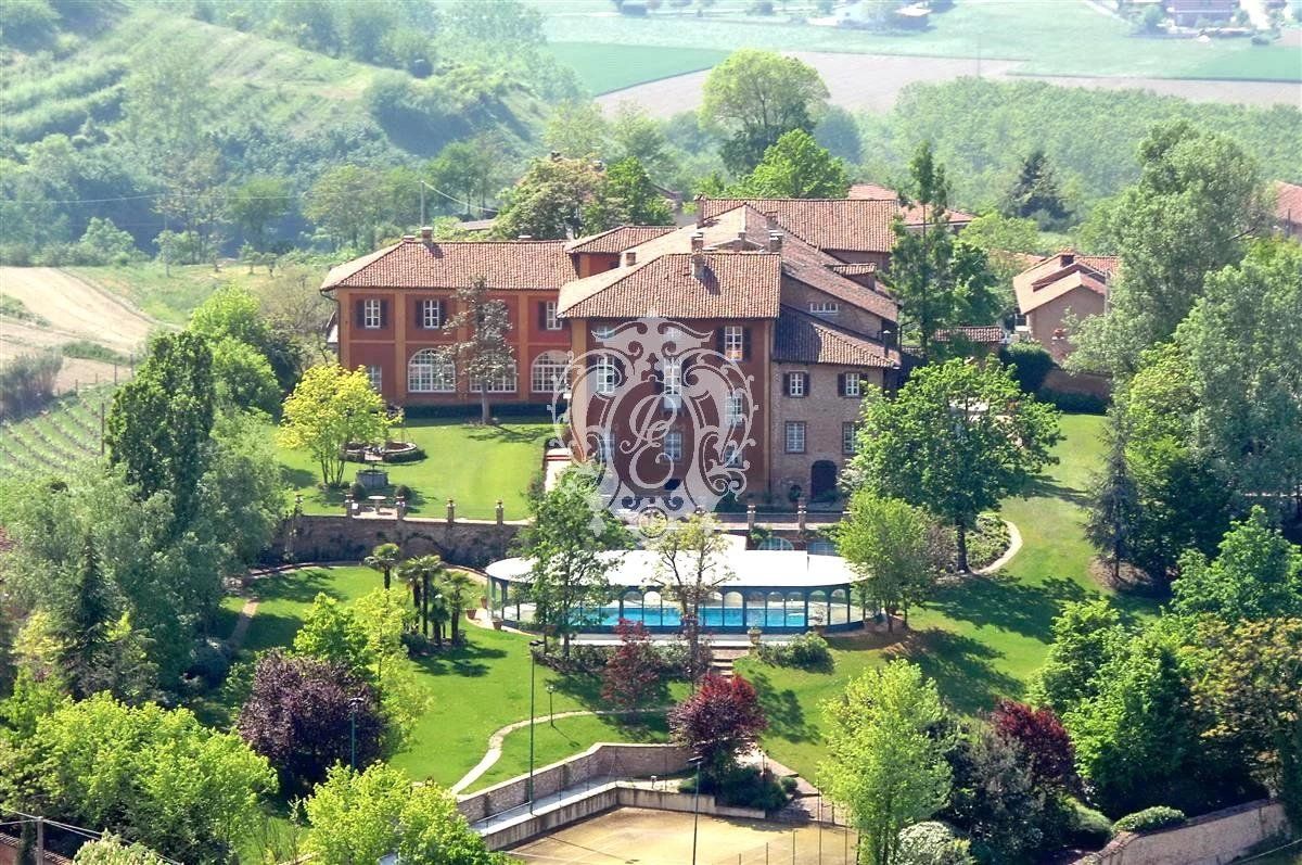 Villa en Asti, Italia, 2 600 m2 - imagen 1