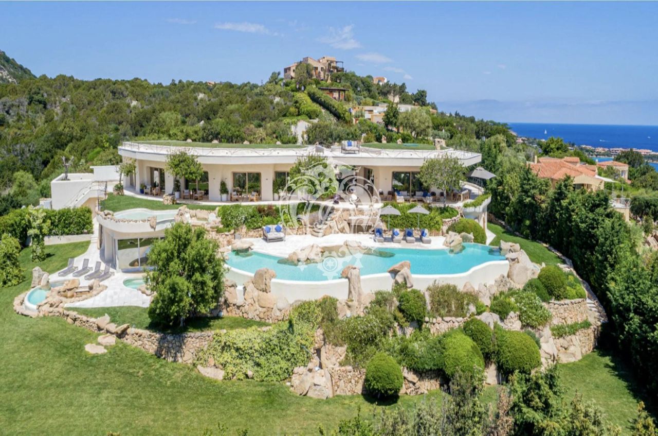 Villa in Olbia, Italy, 1 000 sq.m - picture 1