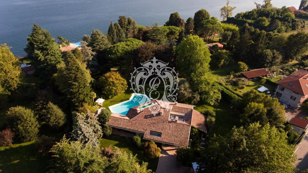 Villa en Lesa, Italia, 1 060 m2 - imagen 1