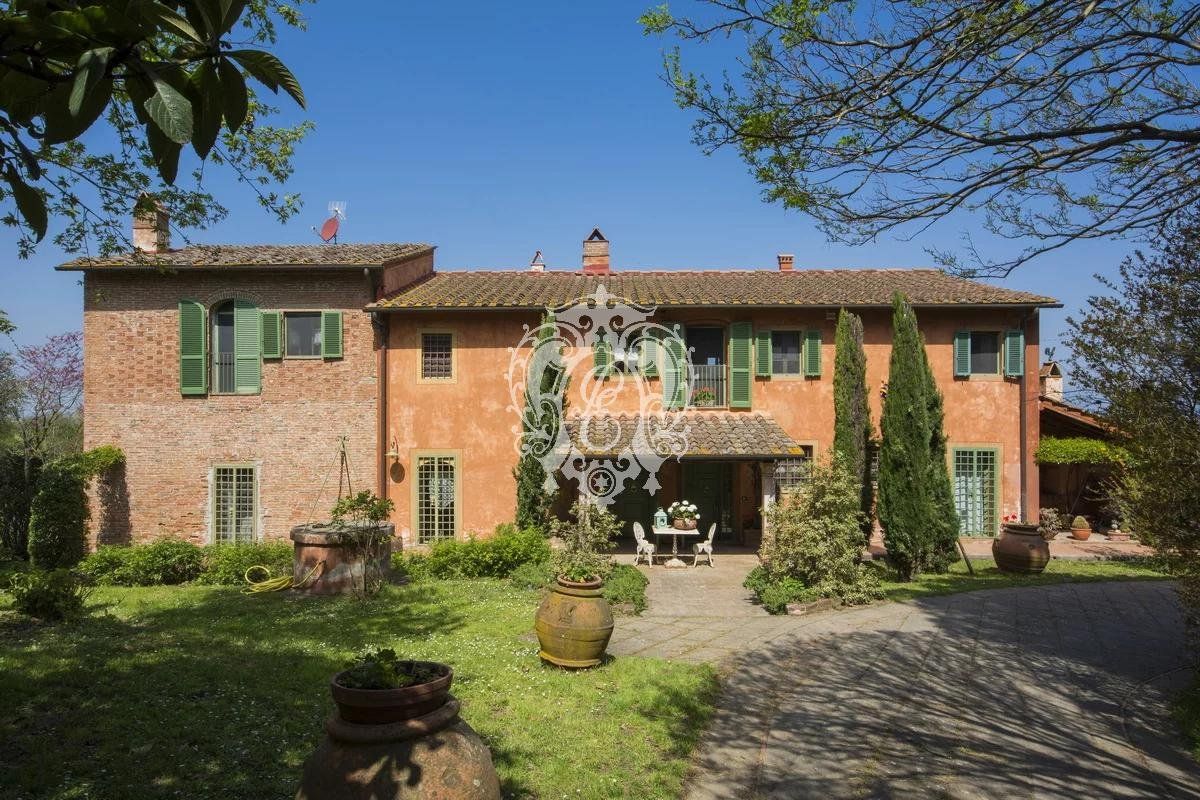 Villa in Pontedera, Italy, 676 sq.m - picture 1