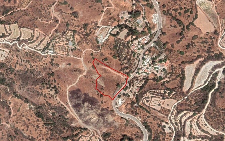 Land in Paphos, Cyprus, 9 220 sq.m - picture 1